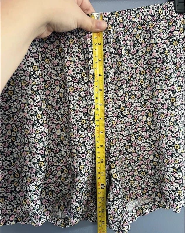 ASOS Women’s ASOS Ditzy Floral Print Shorts 100% Rayon W Pockets Size XL Boho Festival