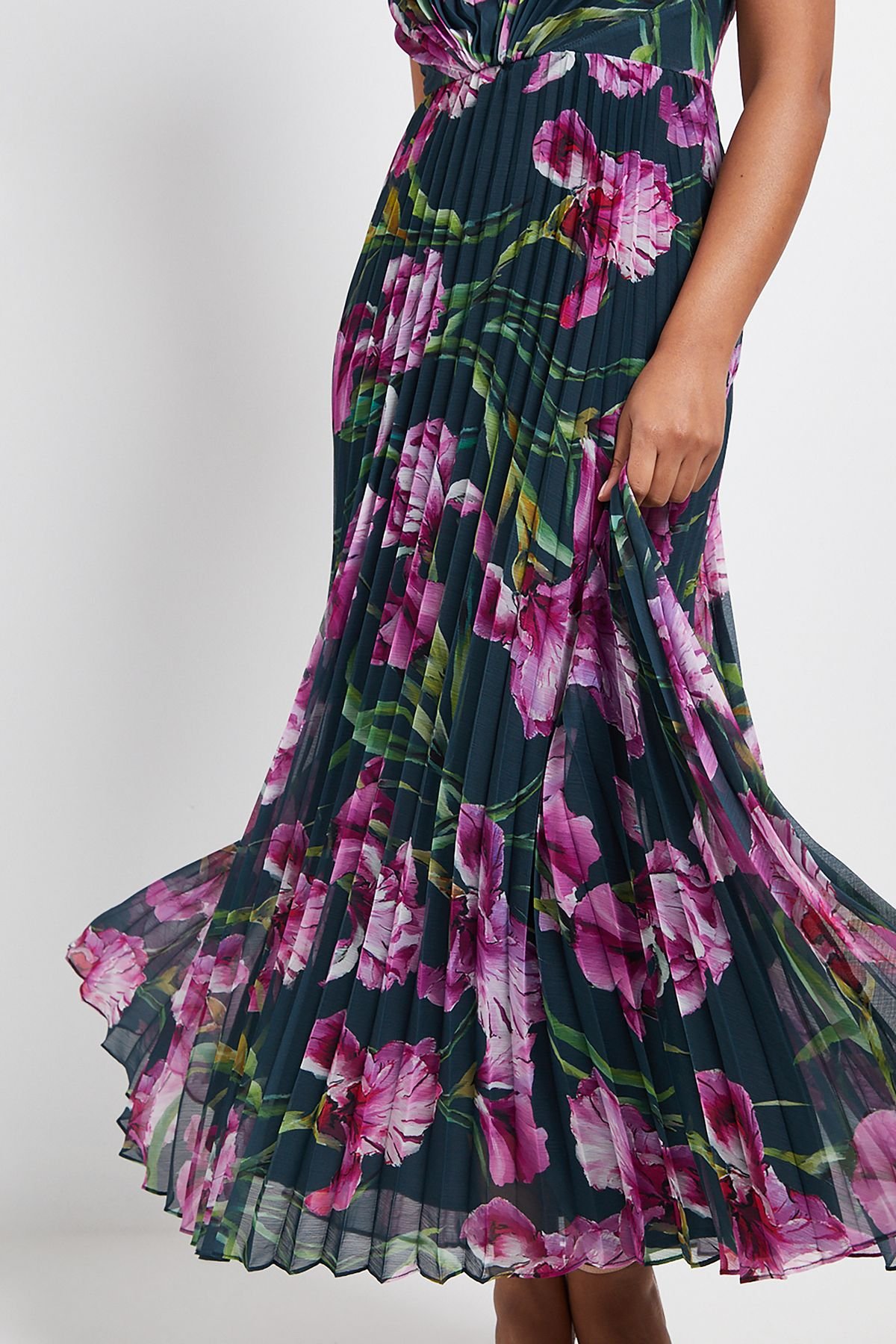 Wallis Wallis Women's Petite Floral Print Pleated Maxi Dress in Green - 4