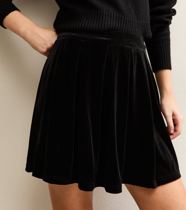 New Look Women's Black Velvet Pleated Mini Skirt New Look - 2