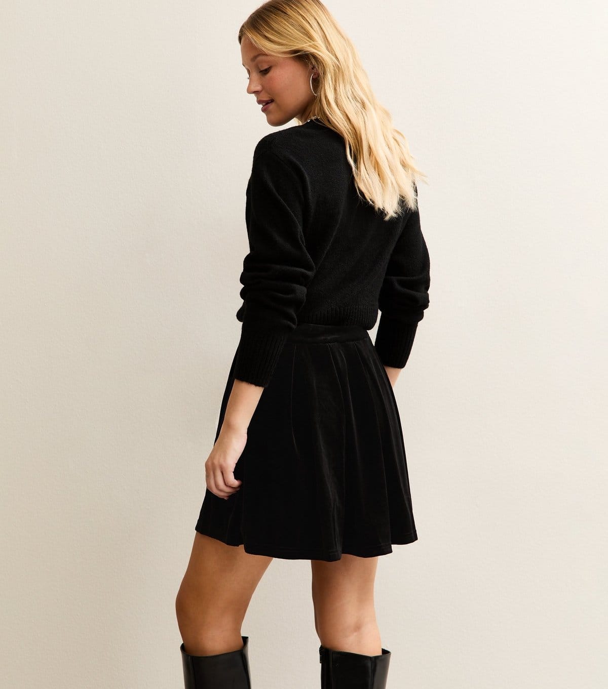 New Look Women's Black Velvet Pleated Mini Skirt New Look - 4