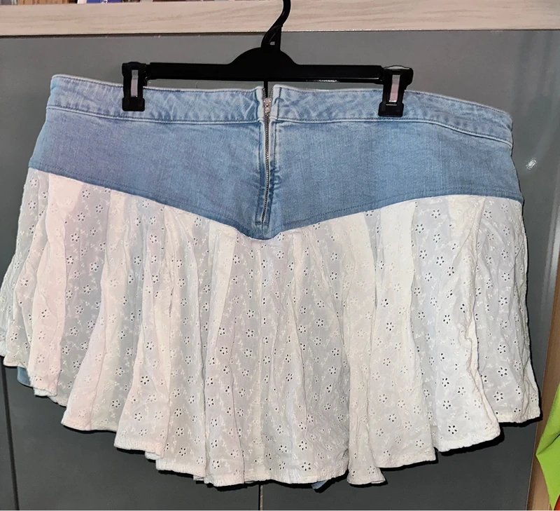 ASOS ASOS luxe Curve ruffle denim shorts with broderie overlay – Mid wash blue - 1