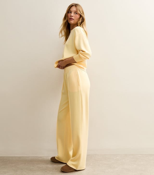 New Look Women's Premium Light Yellow Oversized Crew Neck Sweatshirt New Look - 2