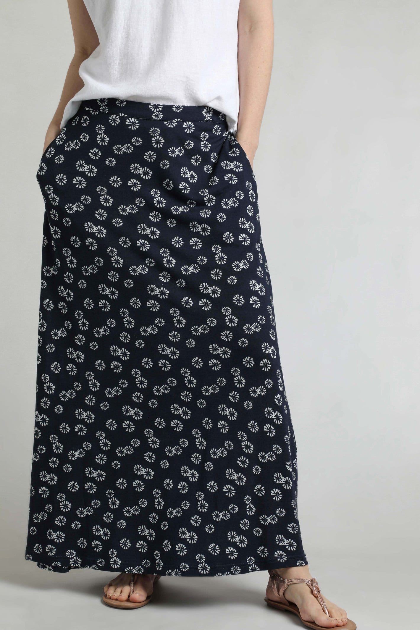 Weird Fish Weird Fish Women's Medivet Printed Jersey Maxi Skirt in Dark Navy - 4