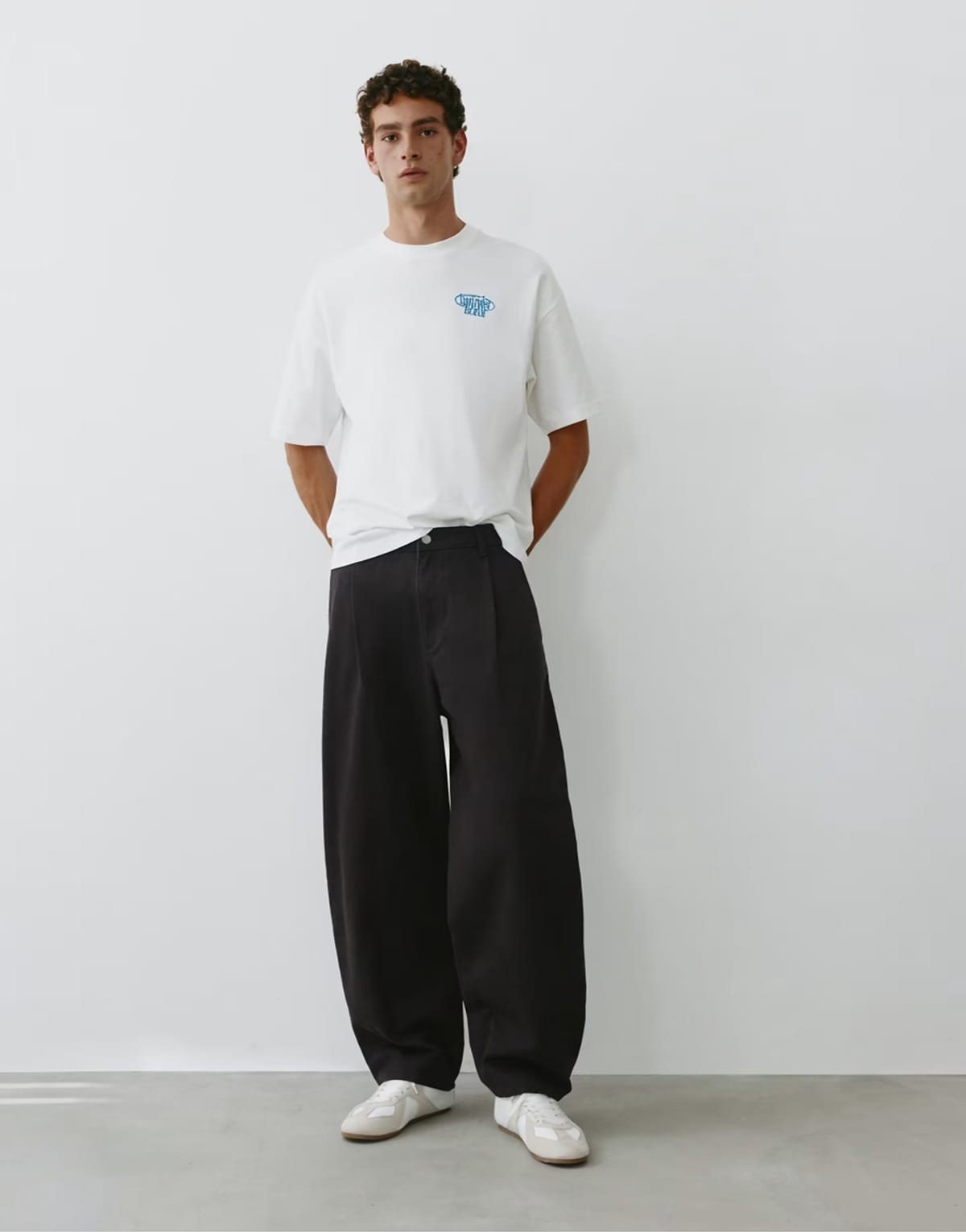 ASOS Pull&Bear Darted baggy trousers in black - 1