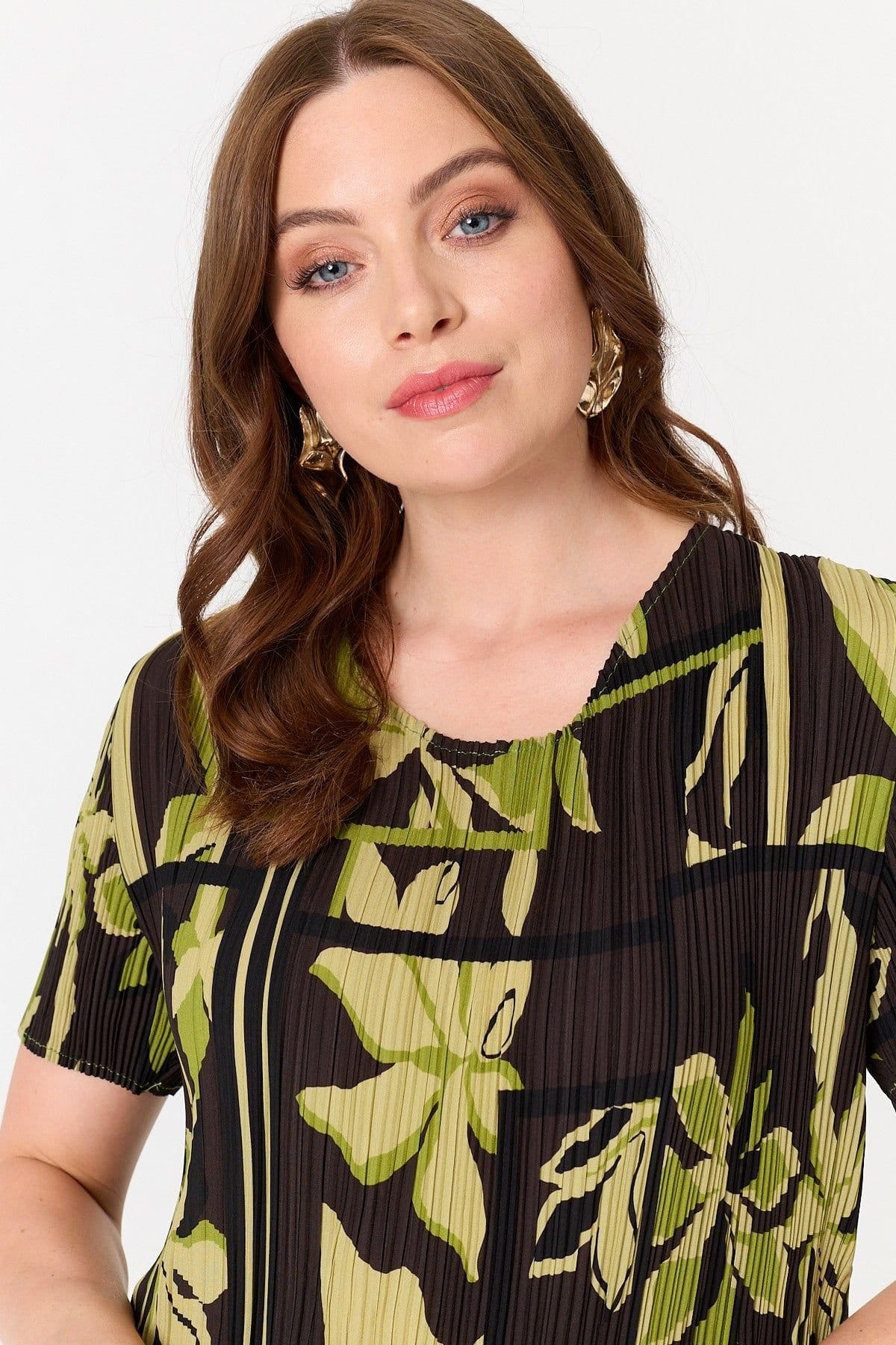 Izabel London Izabel London Women's Floral Pleated Textured Midi Shift Dress in Green - 4