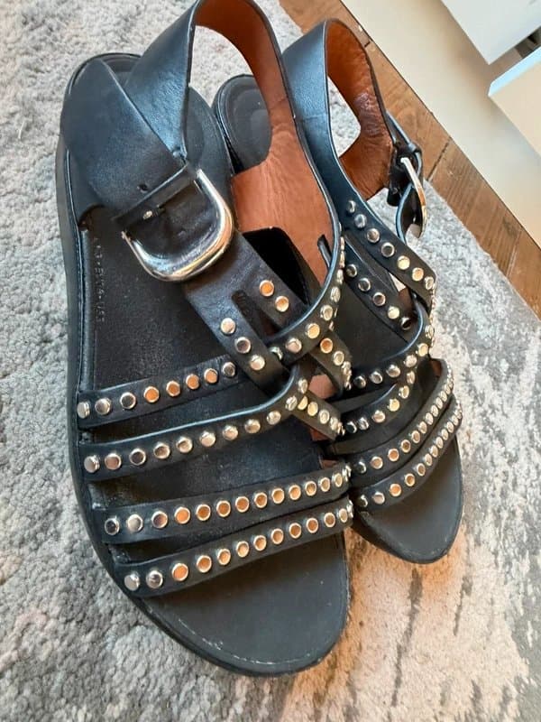 FitFlop Fitflop black leather studded low wedge strappy sandals. Size 3