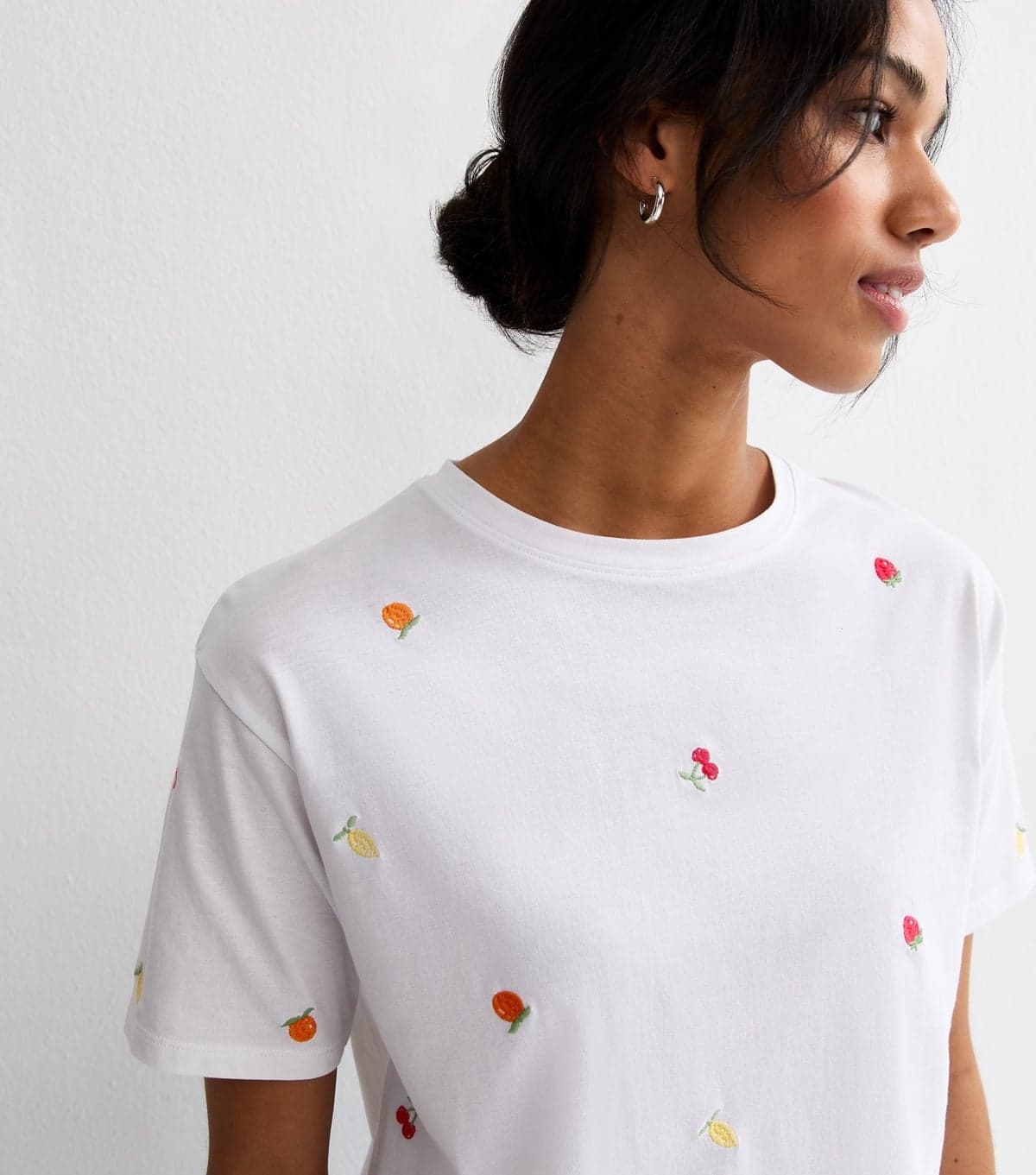 New Look Women's White Cotton Boxy Embroidered Fruit T-Shirt New Look