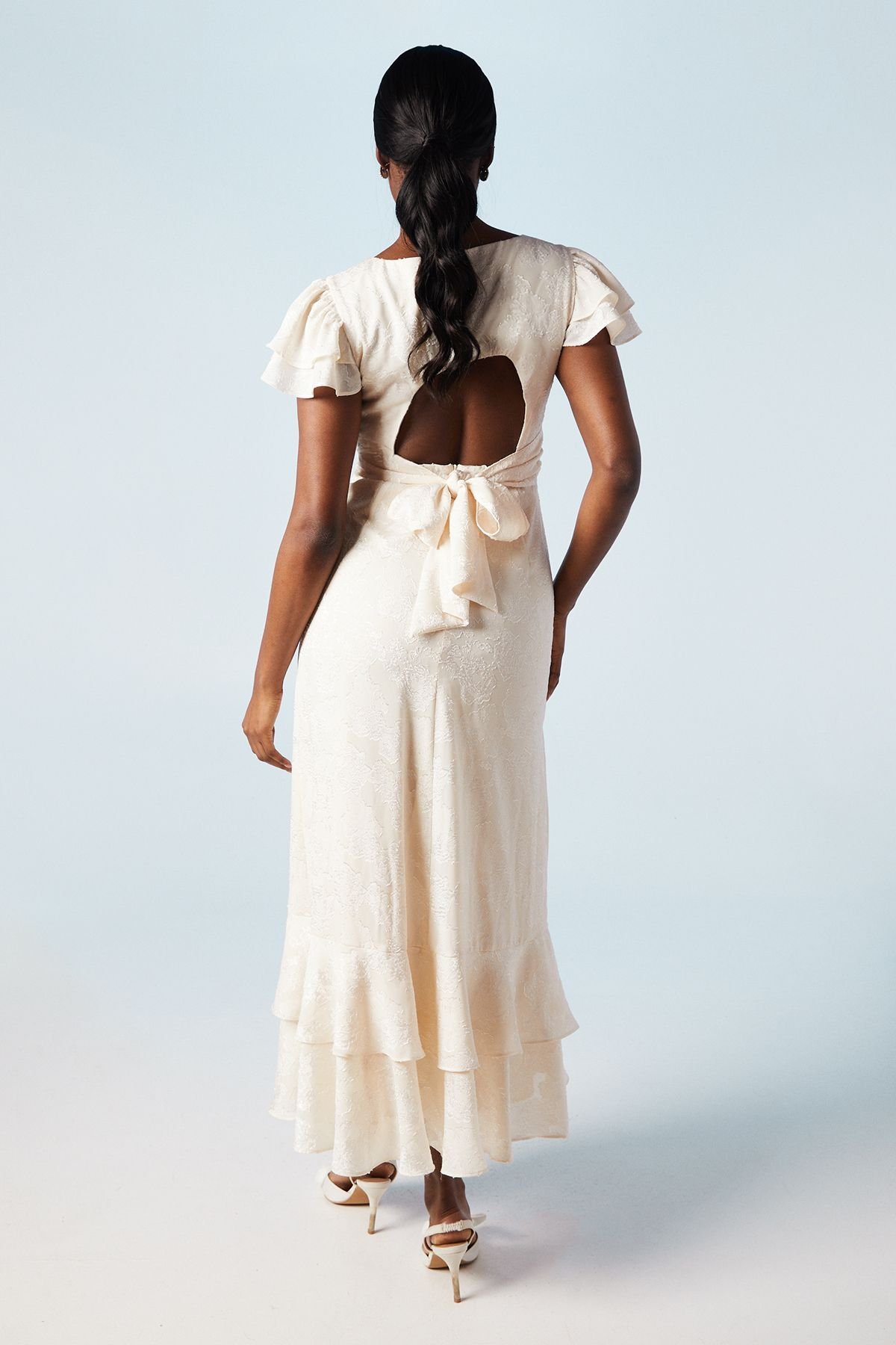 Oasis Oasis Women's Satin Jacquard Flutter Sleeve Wedding Maxi Dress in Ecru - 3