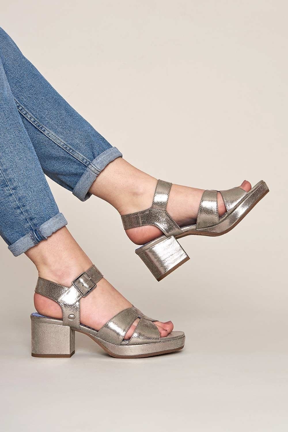 Moshulu Moshulu Women's 'Araniko' Chunky Heel Sandals in Metallic Silver