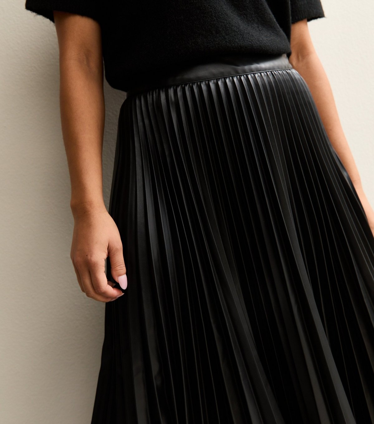New Look Women's Petite Black Faux Leather Pleated Midi Skirt New Look - 2