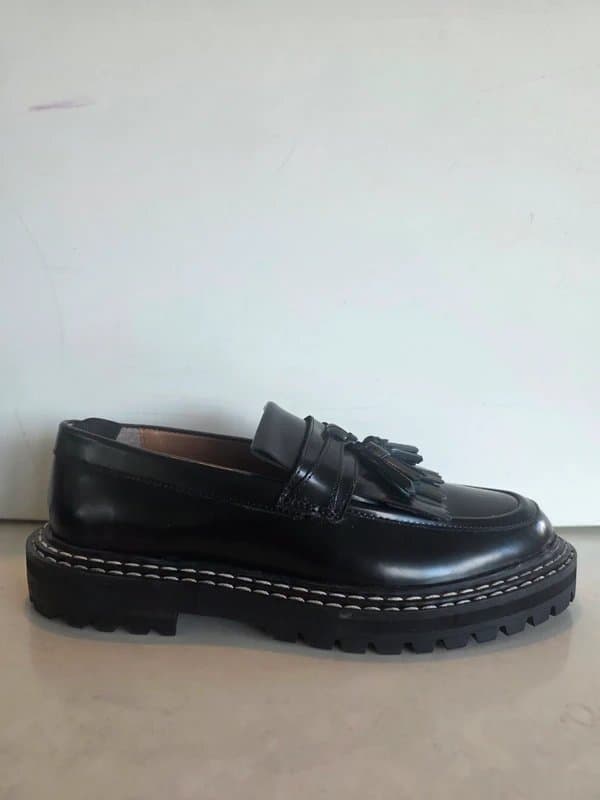 ASOS Asos Design tassel loafers in black leather with distinctive white contrast stitching