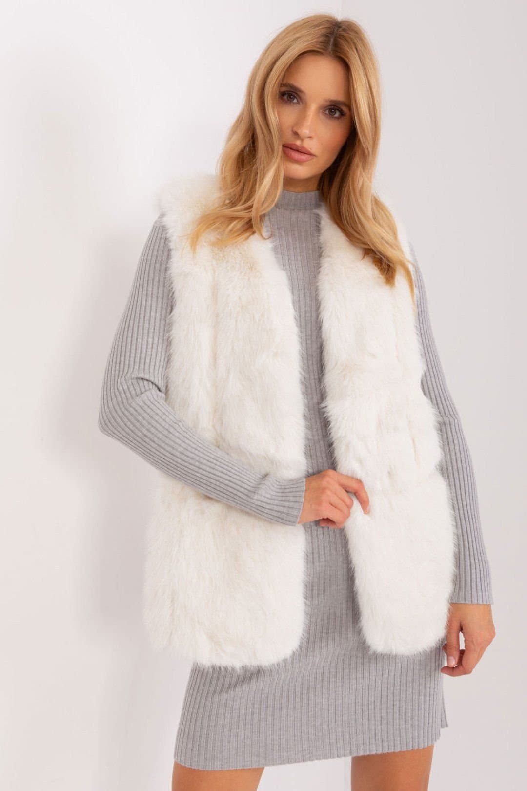 Love Lace Love Lace Women's Soft Faux Fur Vest with Pockets in White