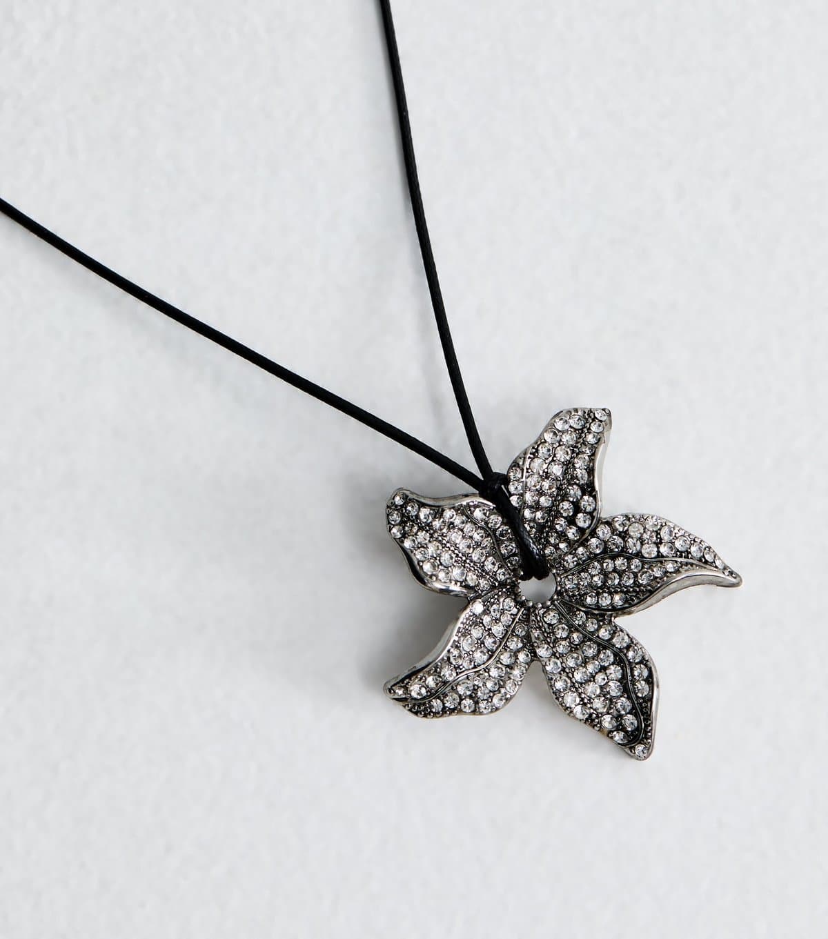 New Look Silver Tone Diamant?� Flower Pendant Rope Necklace New Look