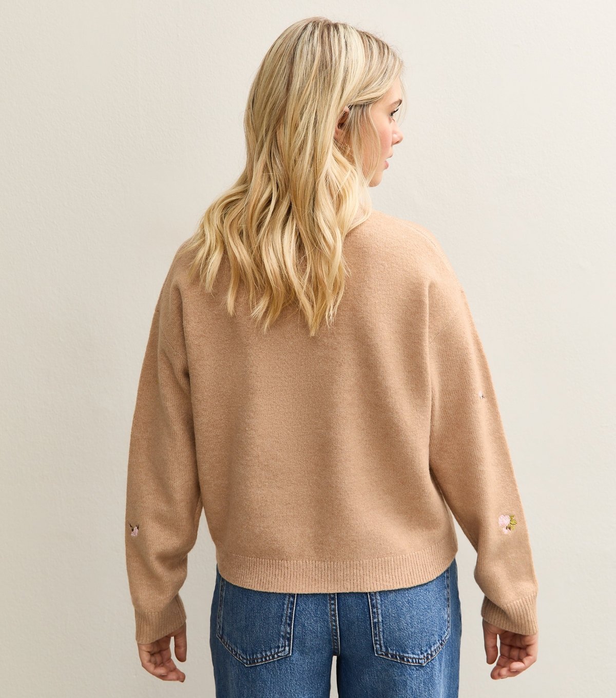 New Look Women's Camel Flower Embroidered Lightweight Jumper New Look - 4