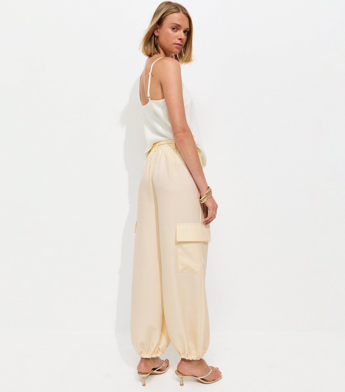 New Look Women's Cream Texture Cargo Cuffed Trousers New Look - 4