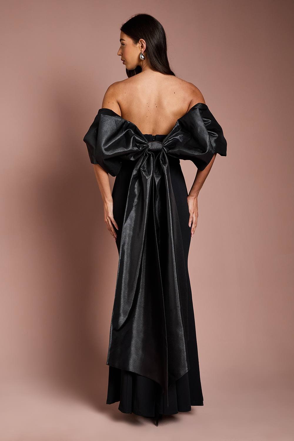 Coast Coast Women's Oversized Bow Shawl in Black - 2