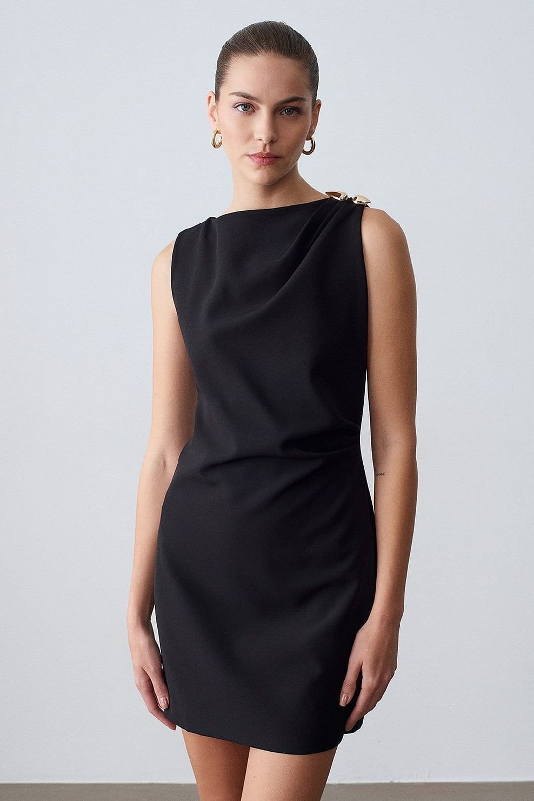 Dilvin Dilvin Women's Sleeveless Crepe Mini Dress With Zipper in Black - 4