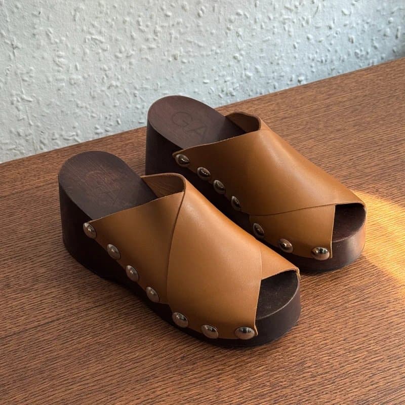 Ganni Women's Ganni Tan Leather Crossover Wooden Studded Platform Clogs Sandals - Size UK 4 (RRP£275)