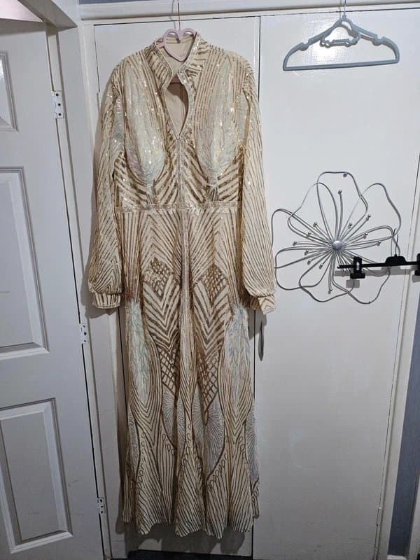 unbranded stunning evening special occasion dress embelished with sequins size 20-22