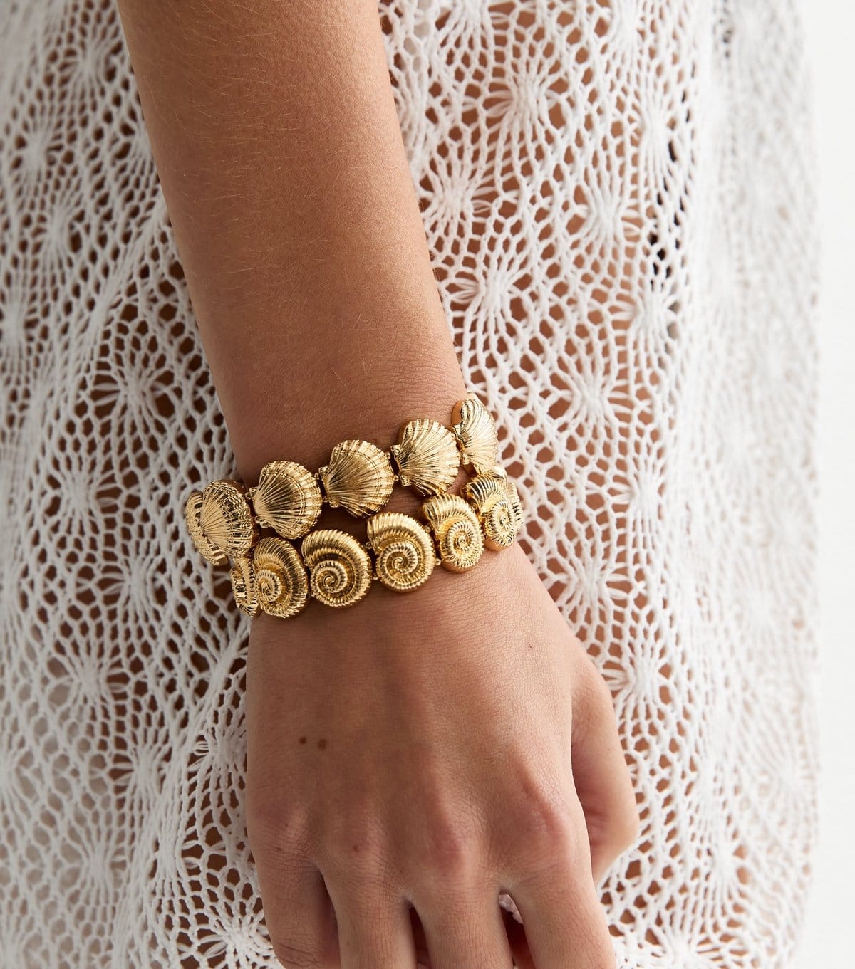 New Look Pack of 2 Gold Stretch Shell Bracelets New Look - 1
