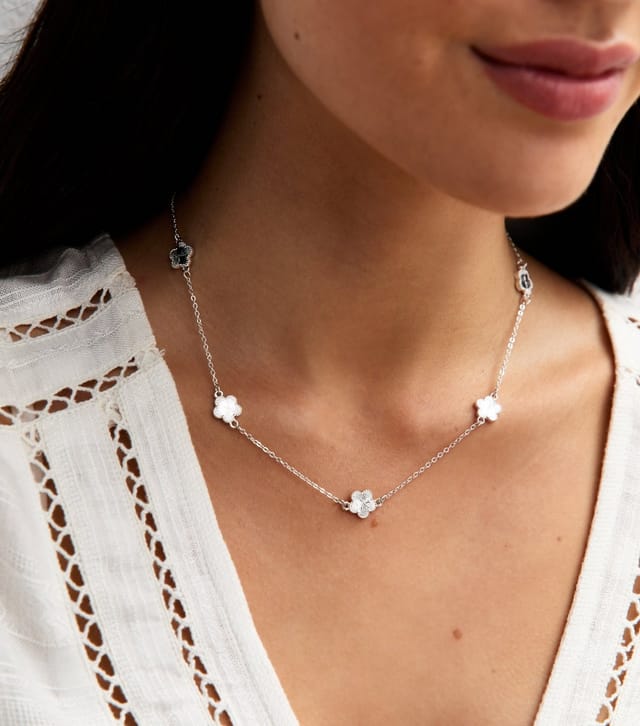 New Look Silver Tone Textured Flower Charm Necklace New Look - 2