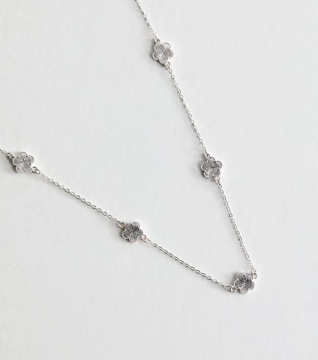 New Look Silver Tone Textured Flower Charm Necklace New Look - 3