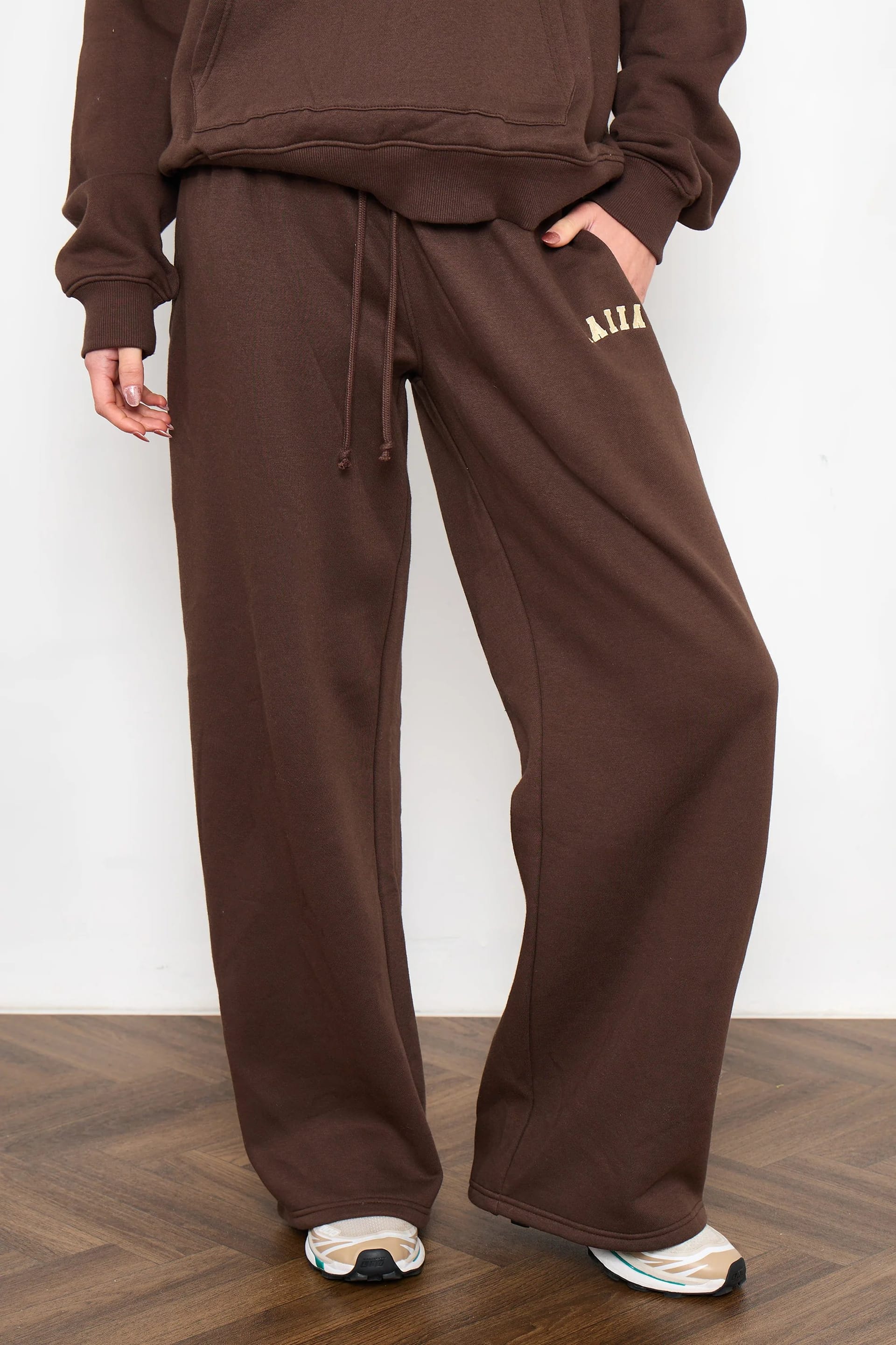 Kaiia Kaiia Slogan Wide Leg Joggers Bitter Chocolate & Butter Yellow - 4