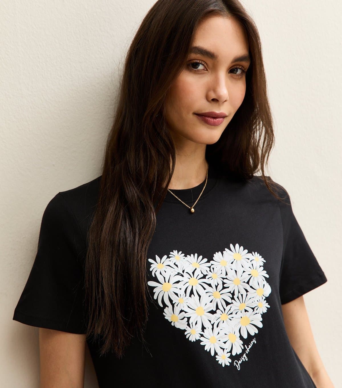 New Look Women's Black Daisy Heart Print T-Shirt New Look