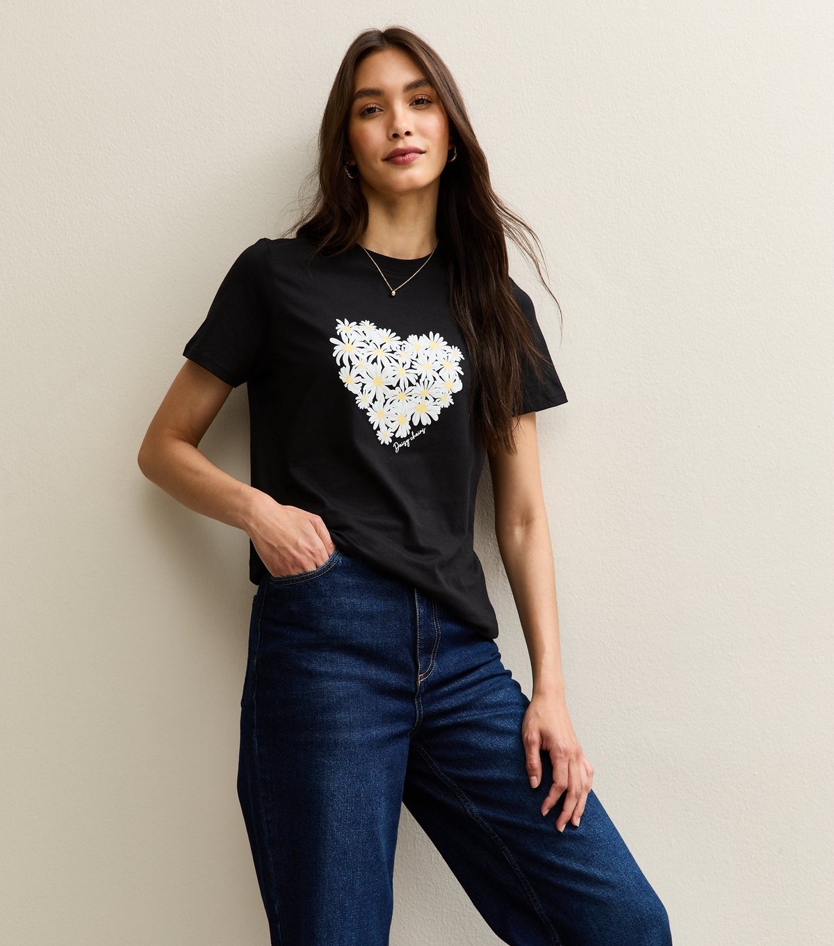 New Look Women's Black Daisy Heart Print T-Shirt New Look - 2