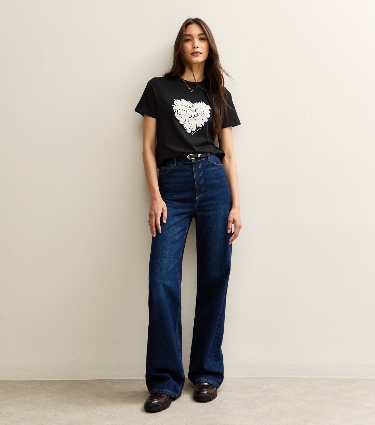 New Look Women's Black Daisy Heart Print T-Shirt New Look - 3