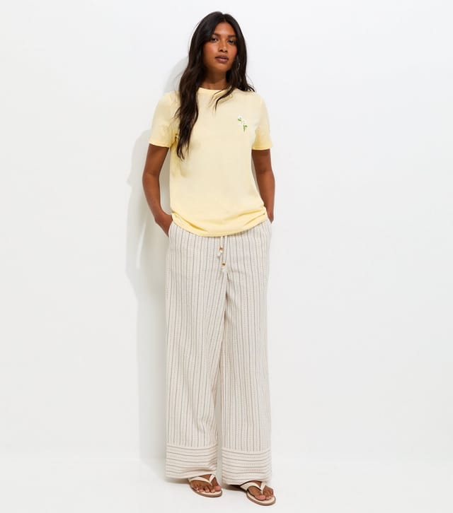 New Look Women's Light Yellow Cotton Embroidered Daisy T-Shirt New Look - 3