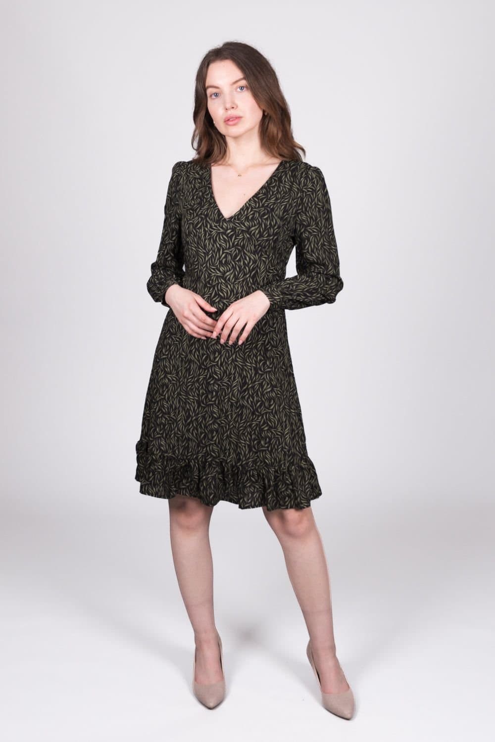 SOLO SOLO Women's Leaf Print V-Neck Dress in Green