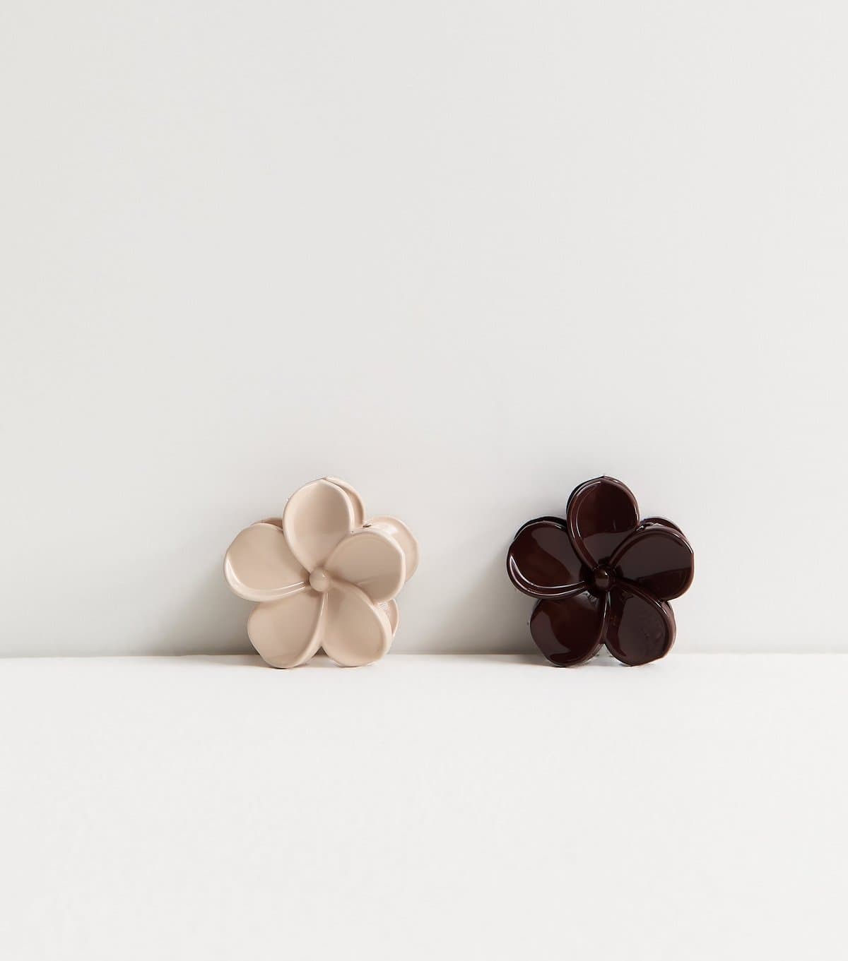 New Look Pack of 2 Brown Tropical Flower Hair Claw Clips New Look