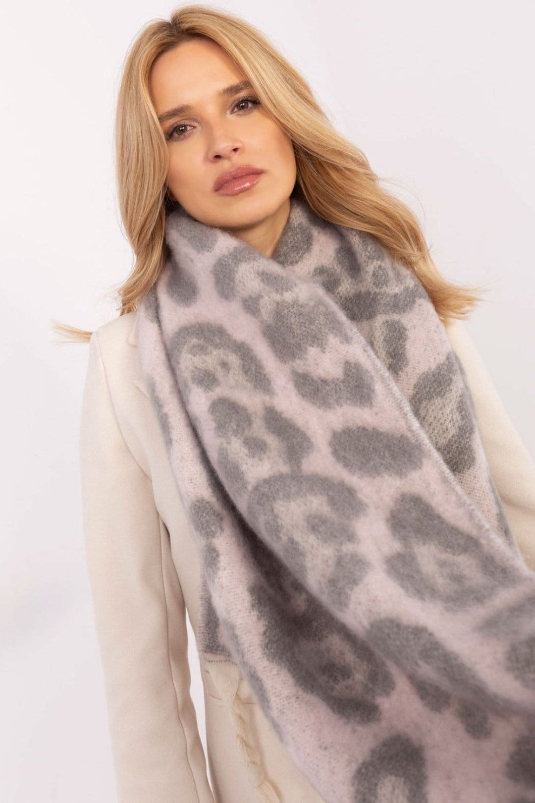 Love Lace Love Lace Women's Animal Motif Fringe Polyester Scarf for Warm Winter Days in Pink - 4