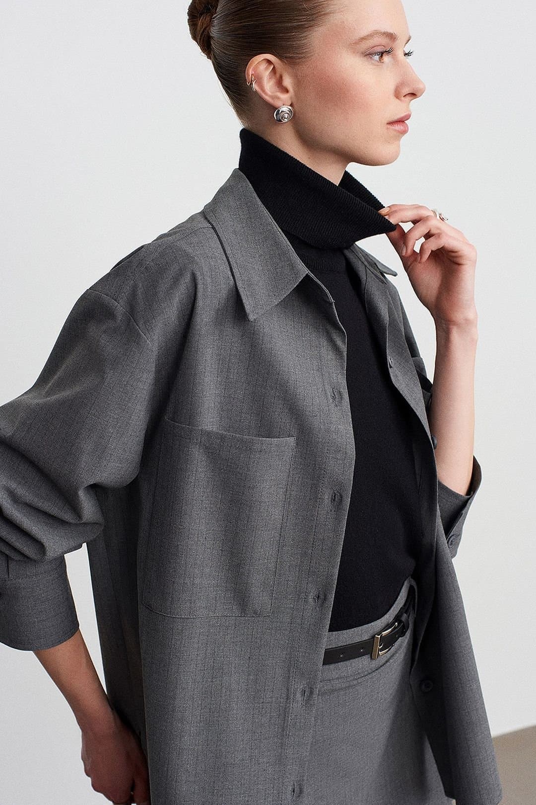 Dilvin Dilvin Women's Oversized Long-Sleeve Woven Shirt With Pocket in Charcoal
