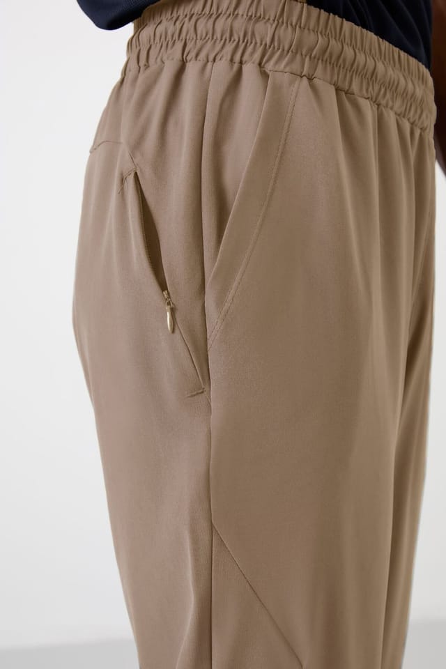 Tommy Life Tommy Life Men's Straight-leg Seamless Sweatpants in Khaki - 3