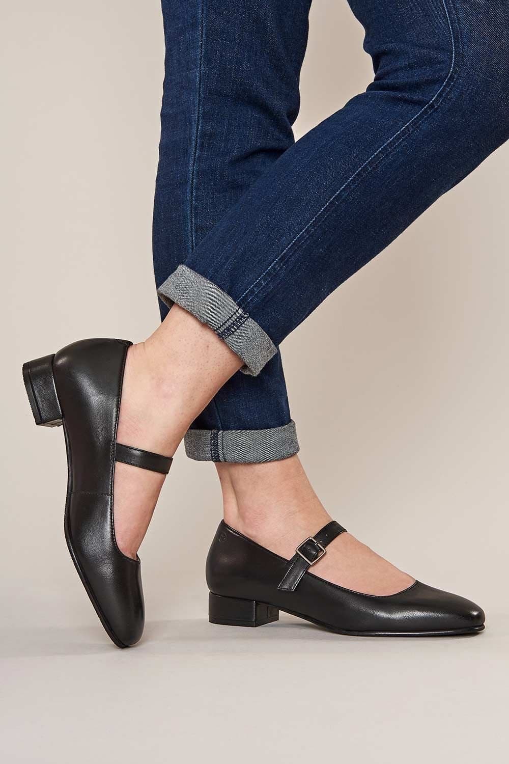 Moshulu Moshulu Women's 'Hebei' Front Buckle Block Heels in Black