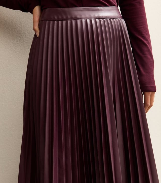 New Look Women's Petite Dark Burgundy Faux Leather Pleated Midi Skirt New Look - 3