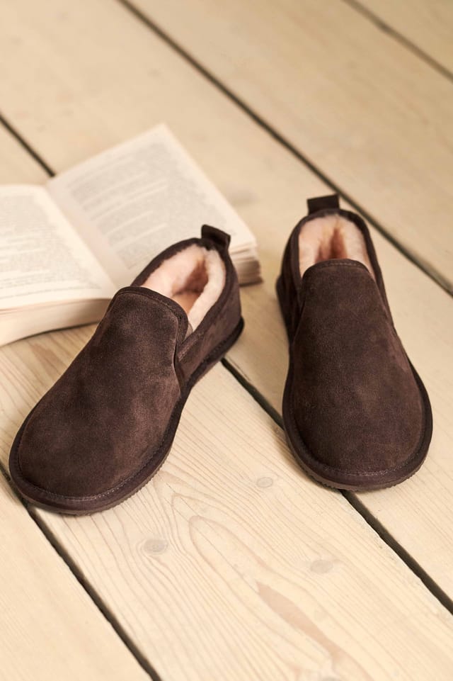 WoolOvers WoolOvers Men's Sheepskin Full Slipper in Chocolate - 2