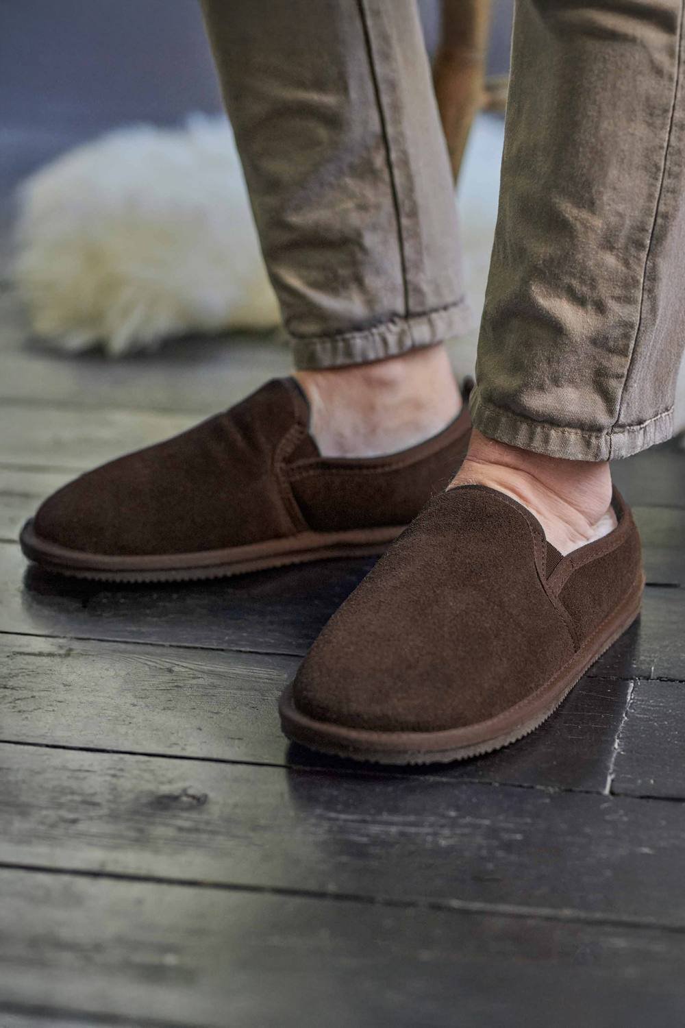 WoolOvers WoolOvers Men's Sheepskin Full Slipper in Chocolate - 3