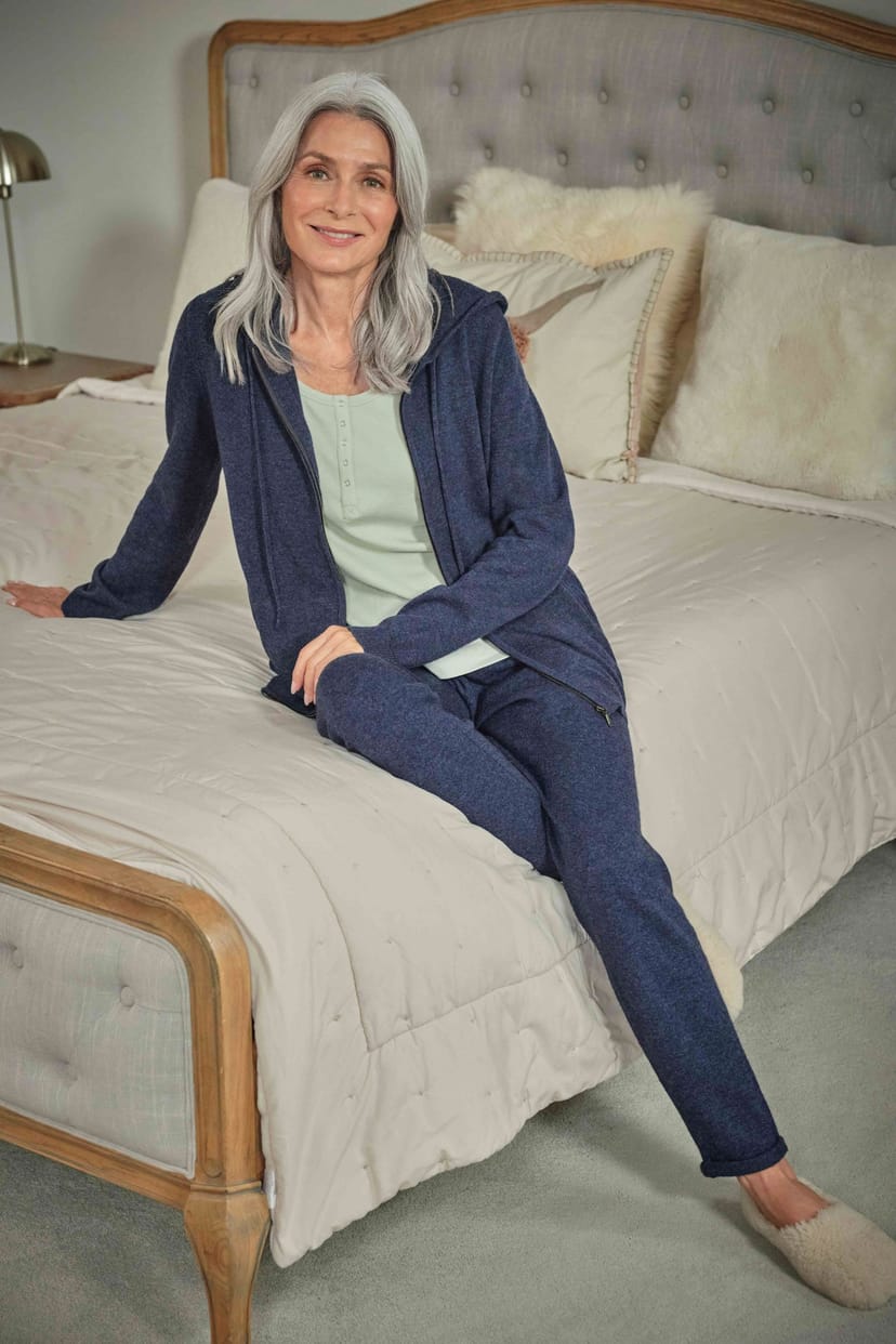 WoolOvers WoolOvers Women's Cashmere & Merino Luxe Lounge Joggers in Dark Navy - 1