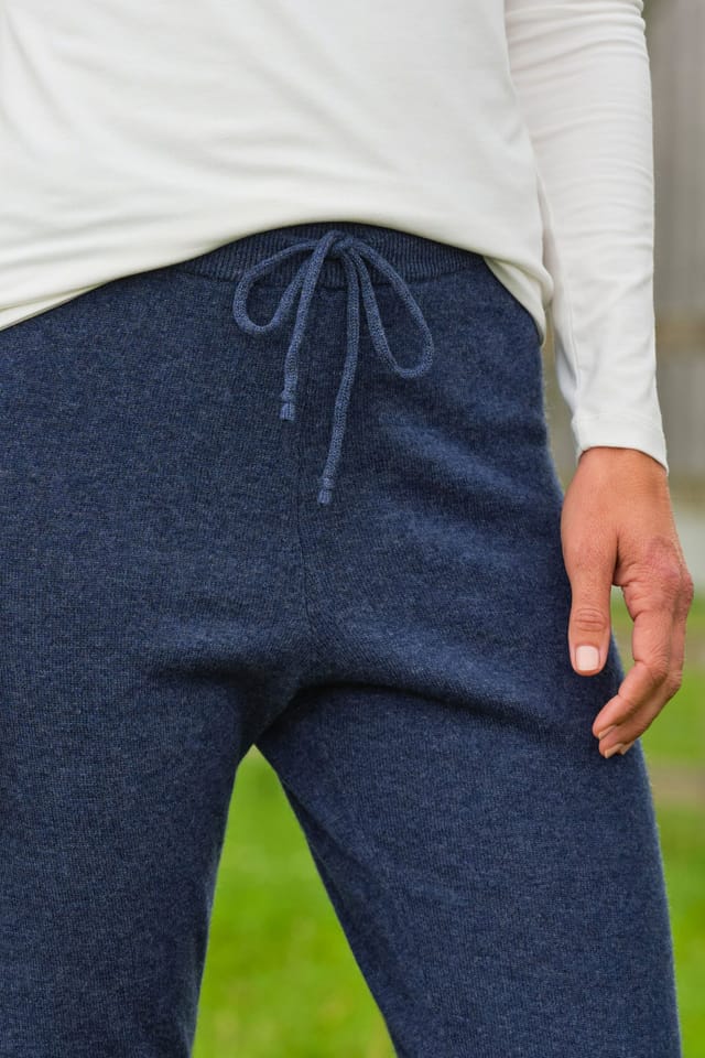 WoolOvers WoolOvers Women's Cashmere & Merino Luxe Lounge Joggers in Dark Navy - 2