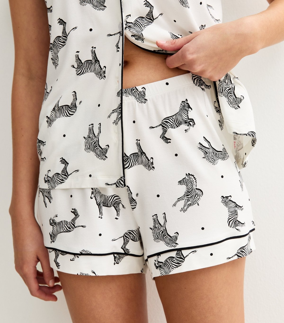 New Look Women's White Zebra Print Revere Collar Shirt and Shorts Pyjama Set New Look - 3