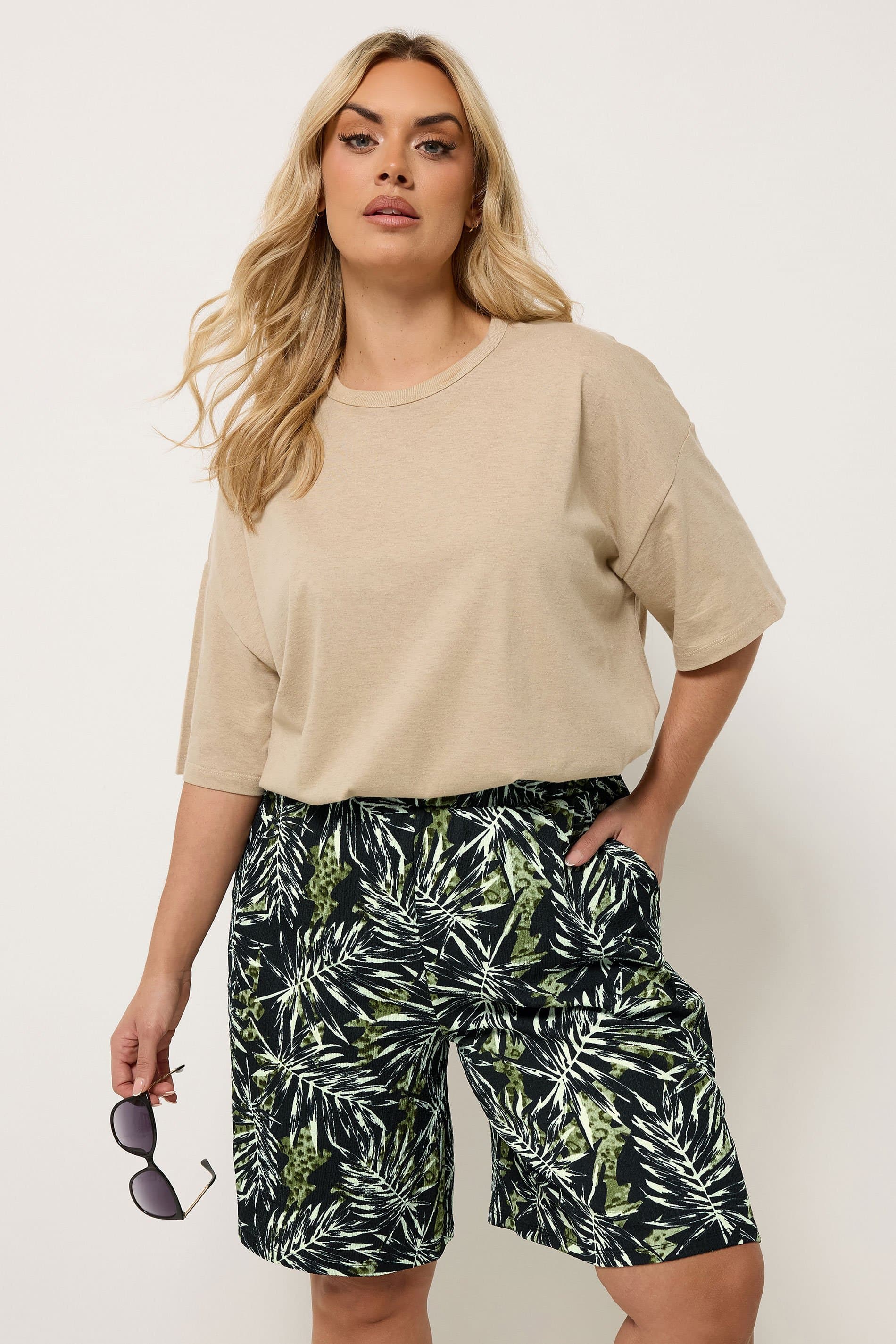 Yours Plus Size Black Leaf Print Textured Shorts