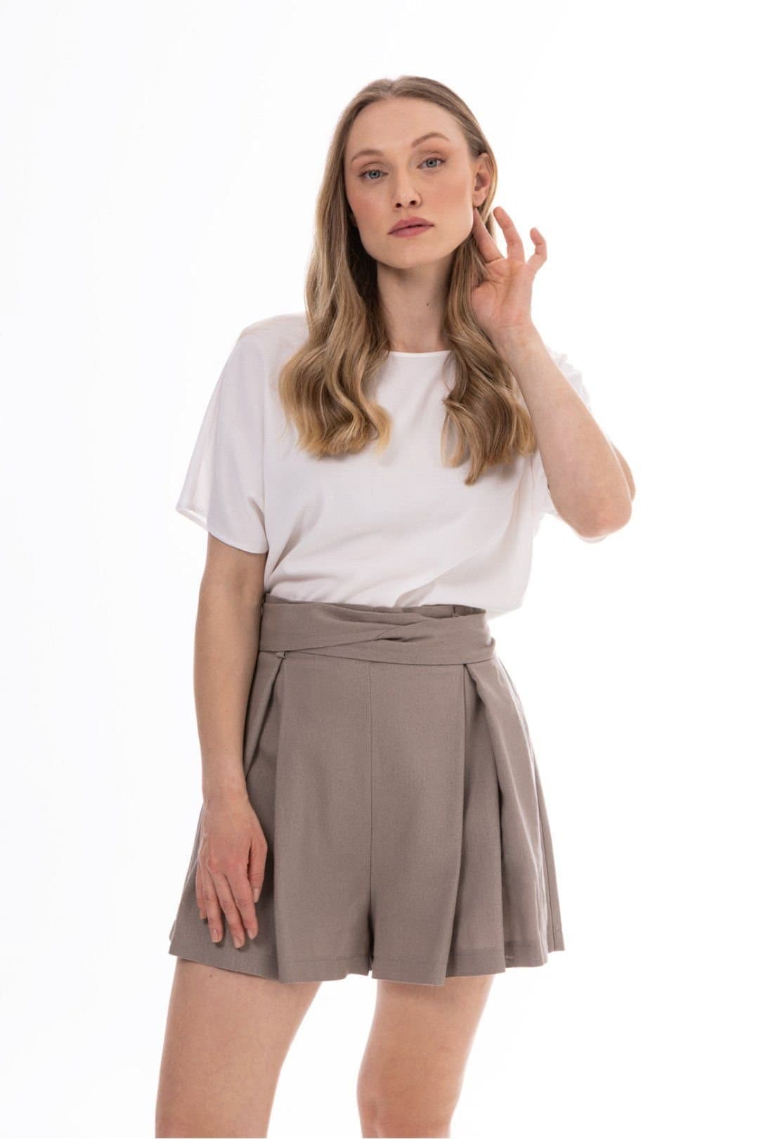 Love Lace Love Lace Women's Belted High Waist Pleated Linen Shorts in Beige