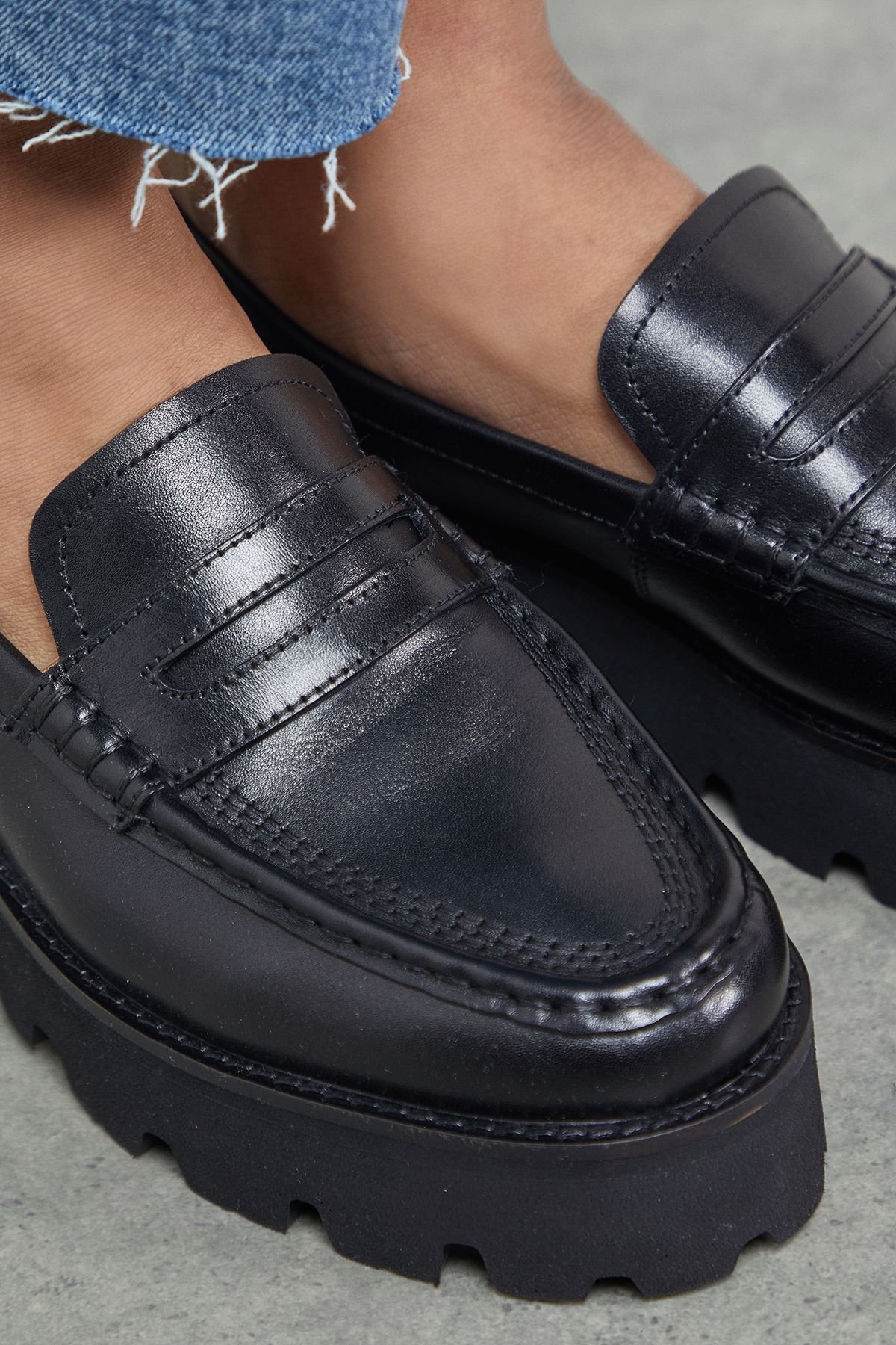 Faith Faith Women's : Beatie Real Leather Penny Chunky Creeper Loafers in Black - 4