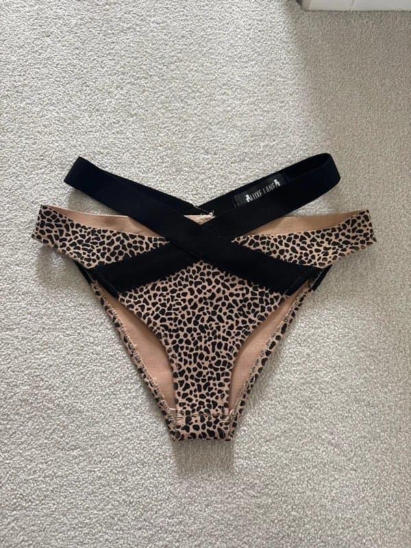 Luxe Lane Luxe Lane ASOS leopard print pant/ bottom size medium.
