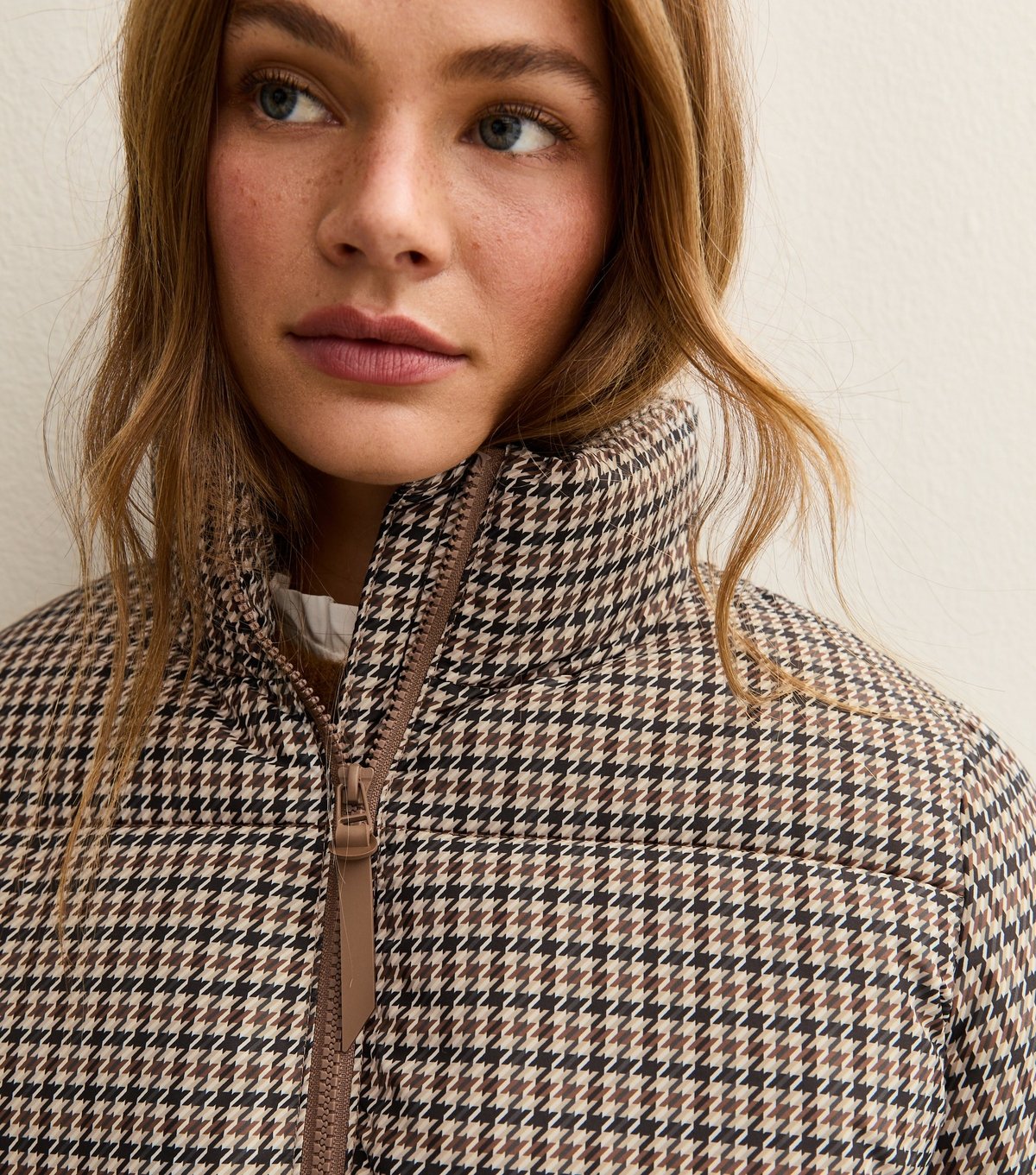 New Look Women's Brown Houndstooth Check Pattern Cropped Puffer Jacket New Look - 2