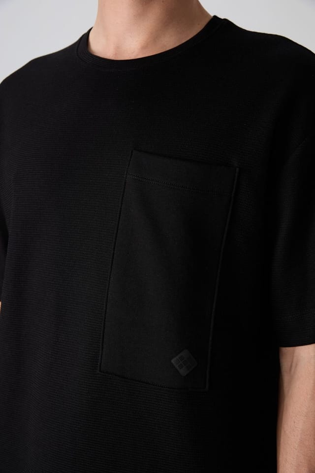 Tommy Life Tommy Life Men's Oversized Cotton-Blend Crew Neck T-Shirt With Pocket in Black - 3