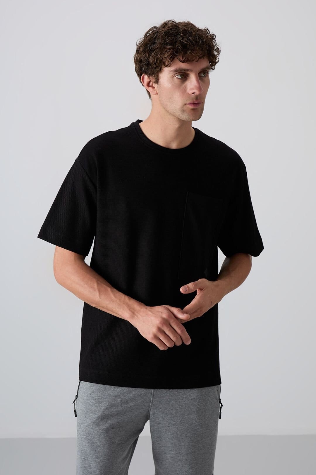 Tommy Life Tommy Life Men's Oversized Cotton-Blend Crew Neck T-Shirt With Pocket in Black - 4